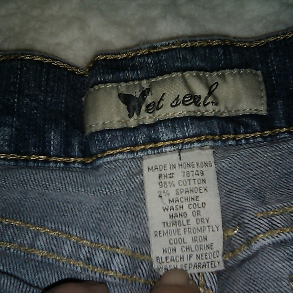 Short shorts - Picture 3 of 3